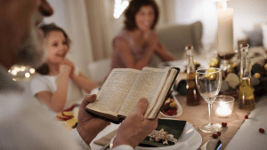 3 versículos que puedes reflexionar en familia durante esta navidad 